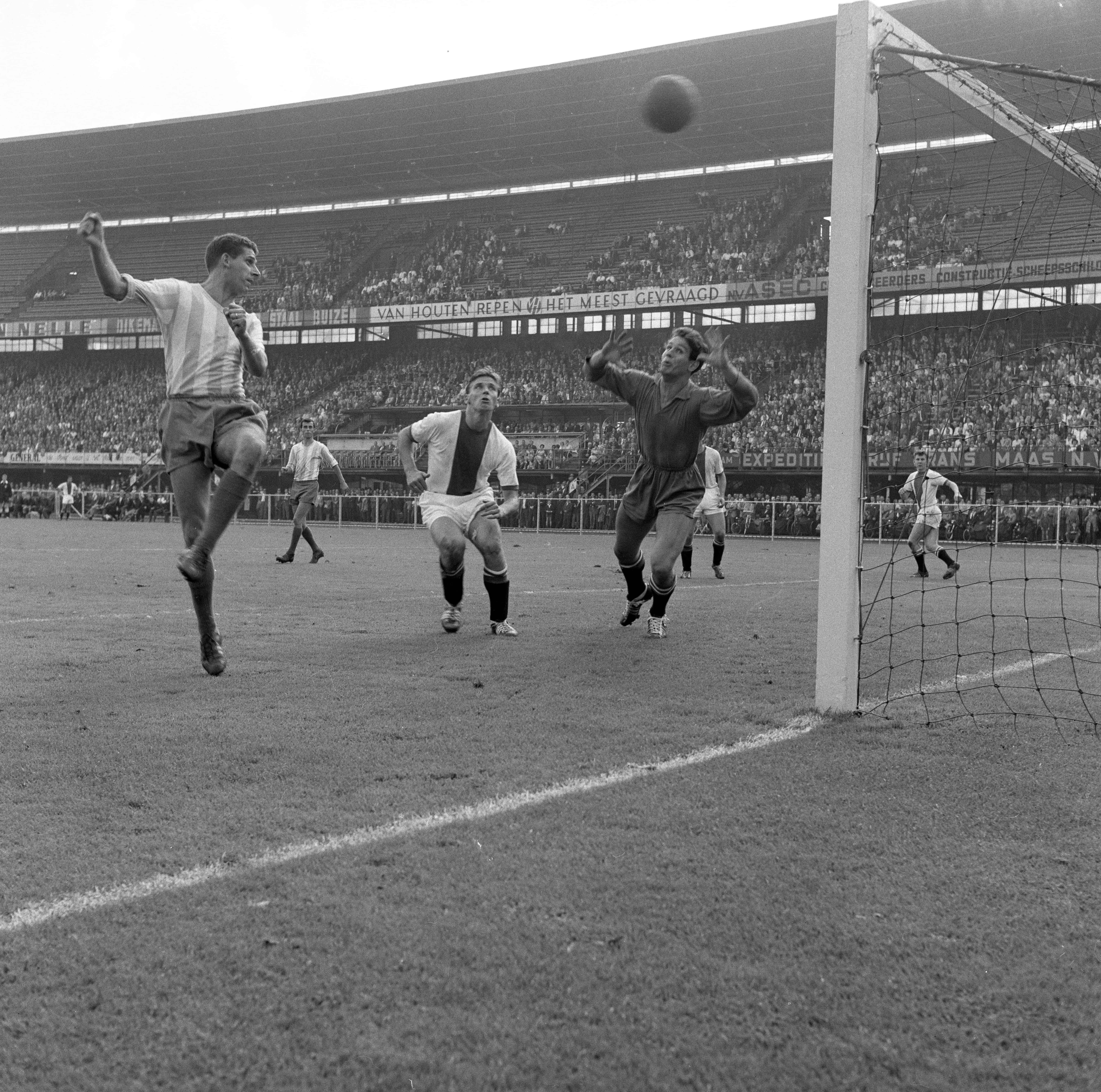 1960-08-28 Feyenoord-Ajax 9-5 300 DPI PB (9) Cor van der Gijp
