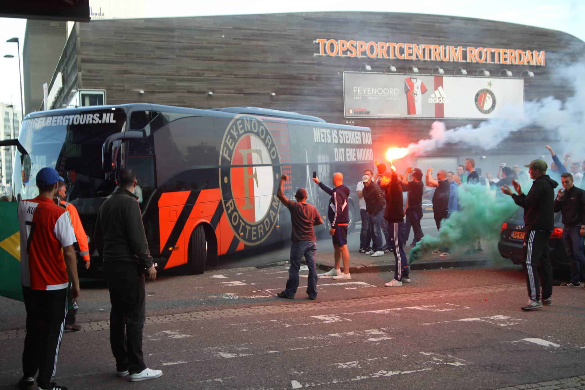 Supporters onthalen Spelers bij De Kuip, na fantastische week (Manchester en PSV)