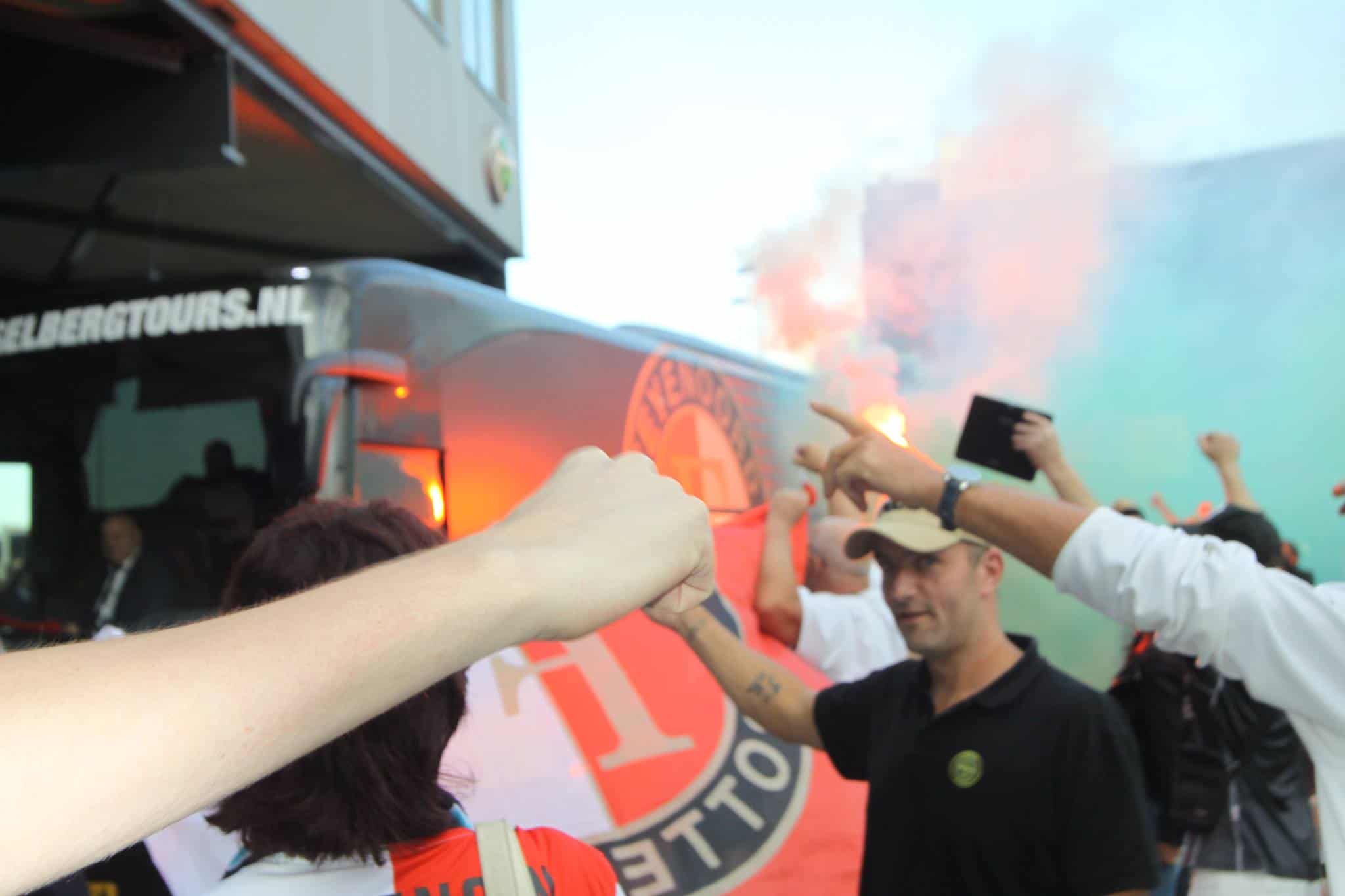 Supporters onthalen Spelers bij De Kuip, na fantastische week (Manchester en PSV)